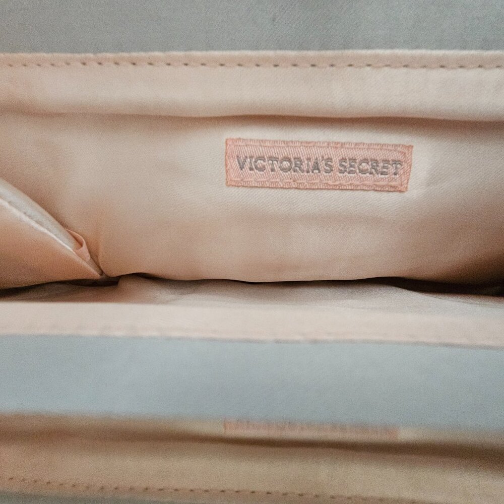 Victoria's Secret Satin Silver Bow Clutch! EUC! - Picture 4 of 8